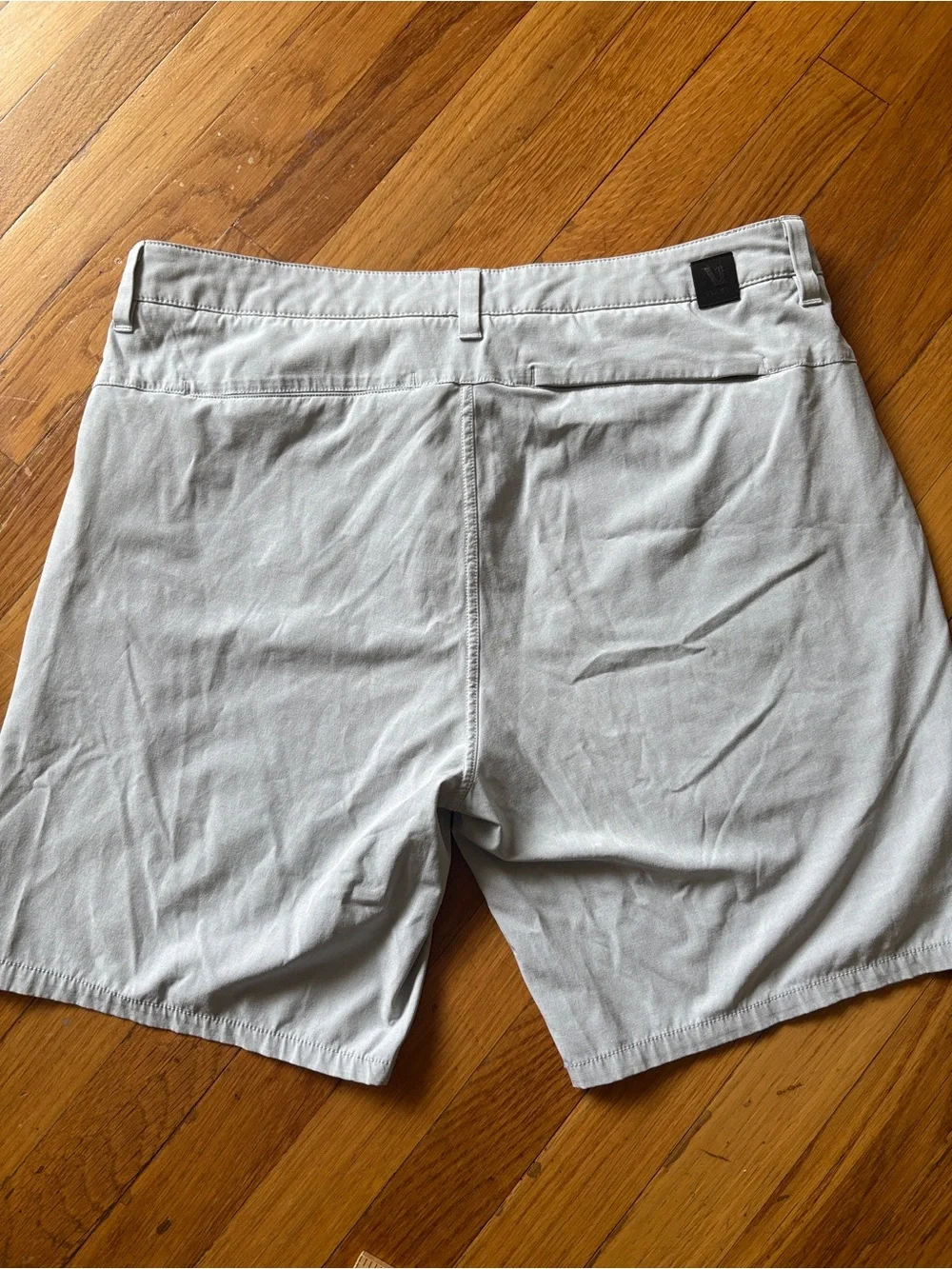 Vuori Shorts Men’s Size 34 Chino Golf Hiking Casual Gray Moisture Wicking